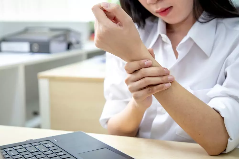 手のしびれでお悩みの女性